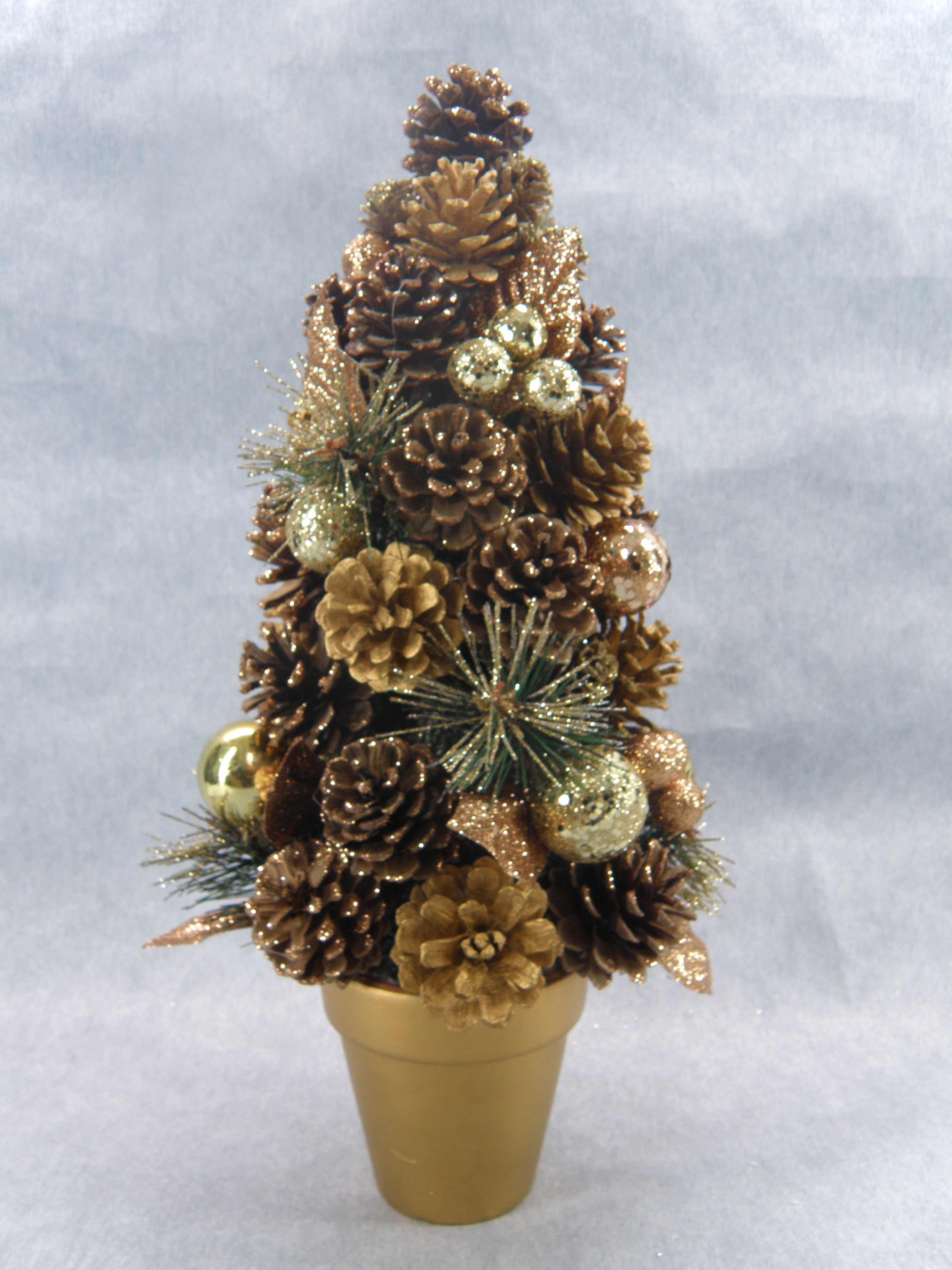 圣诞绿色迷你树带木盆+镀金球/松果/叶子