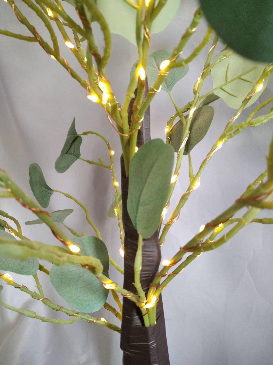 带有LED灯的绿叶形树