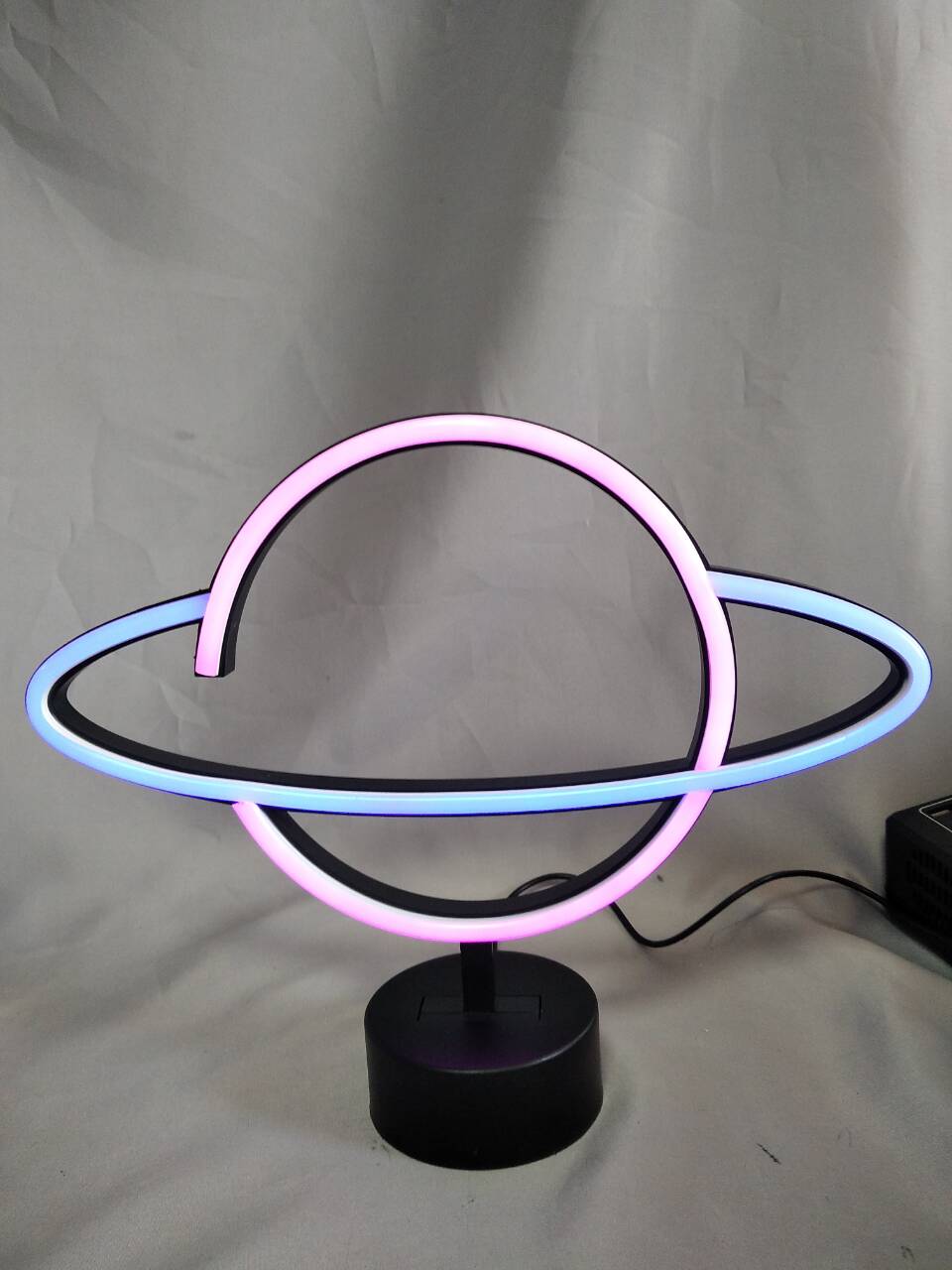 行星形霓虹灯管灯带有30×8×34厘米黑色圆形底座，未来派宇宙LED装饰灯，用于空间主题的房间