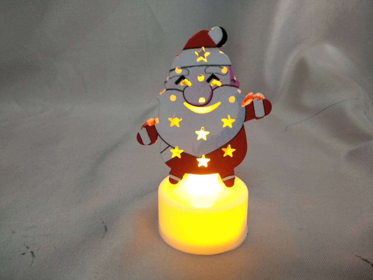 圣诞老人形状的桌面装饰装饰品（5×3.5×9厘米），纽扣电池供电的LED灯，欢乐的节日口音