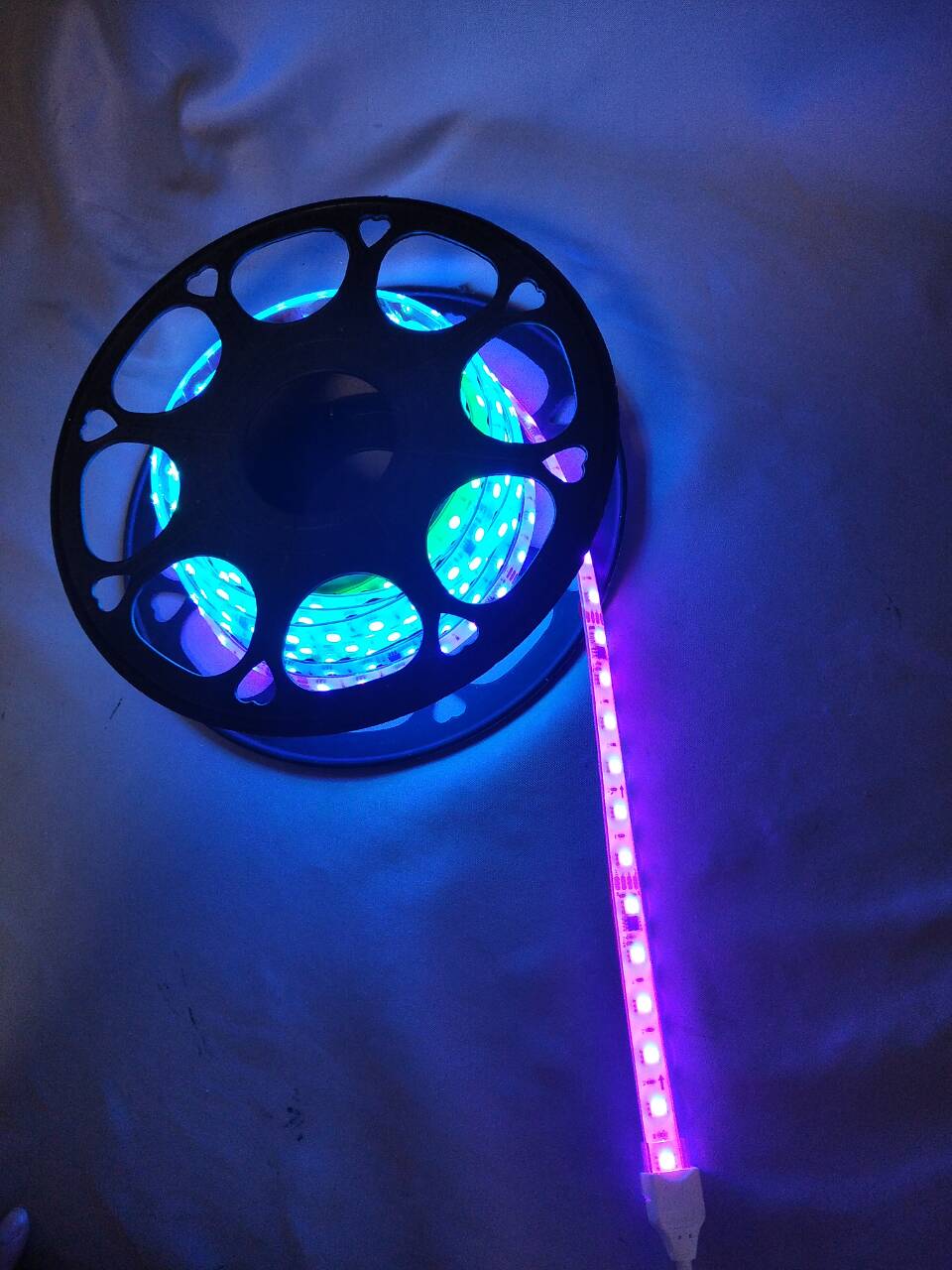 5米改变颜色的SMD LED带灯 - 300高密度2厘米间隔LED，具有可自定义环境照明的蓝牙应用程序控制