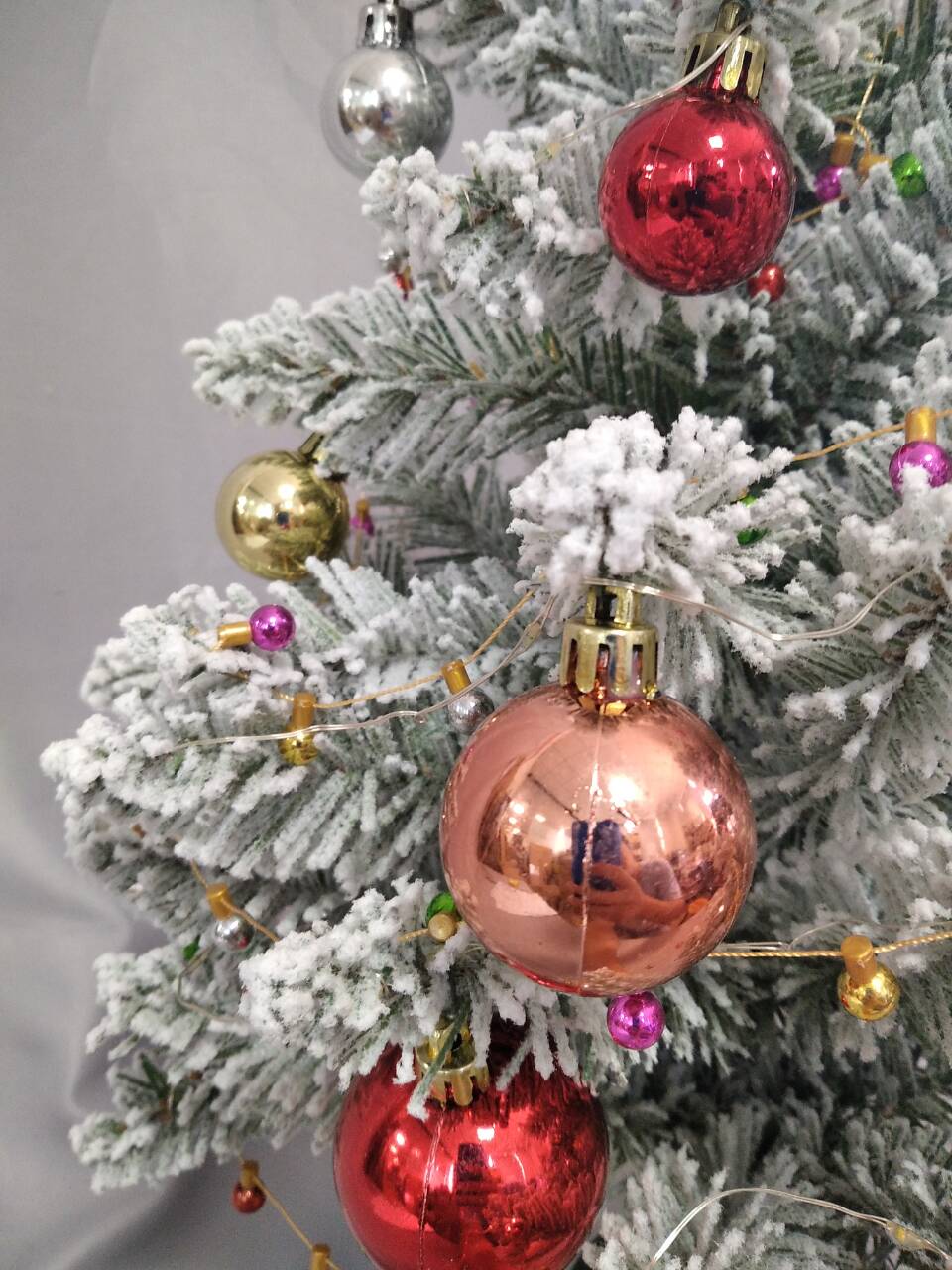 雪松悬挂装饰品，绿色基地为圣诞树