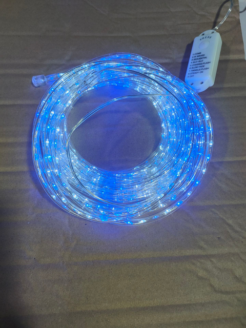100m透明管子的银色铜线LED弦灯 - 740蓝白色LED，带有1.4厘米的间距，适用于充满活力的室内/室外装饰照明