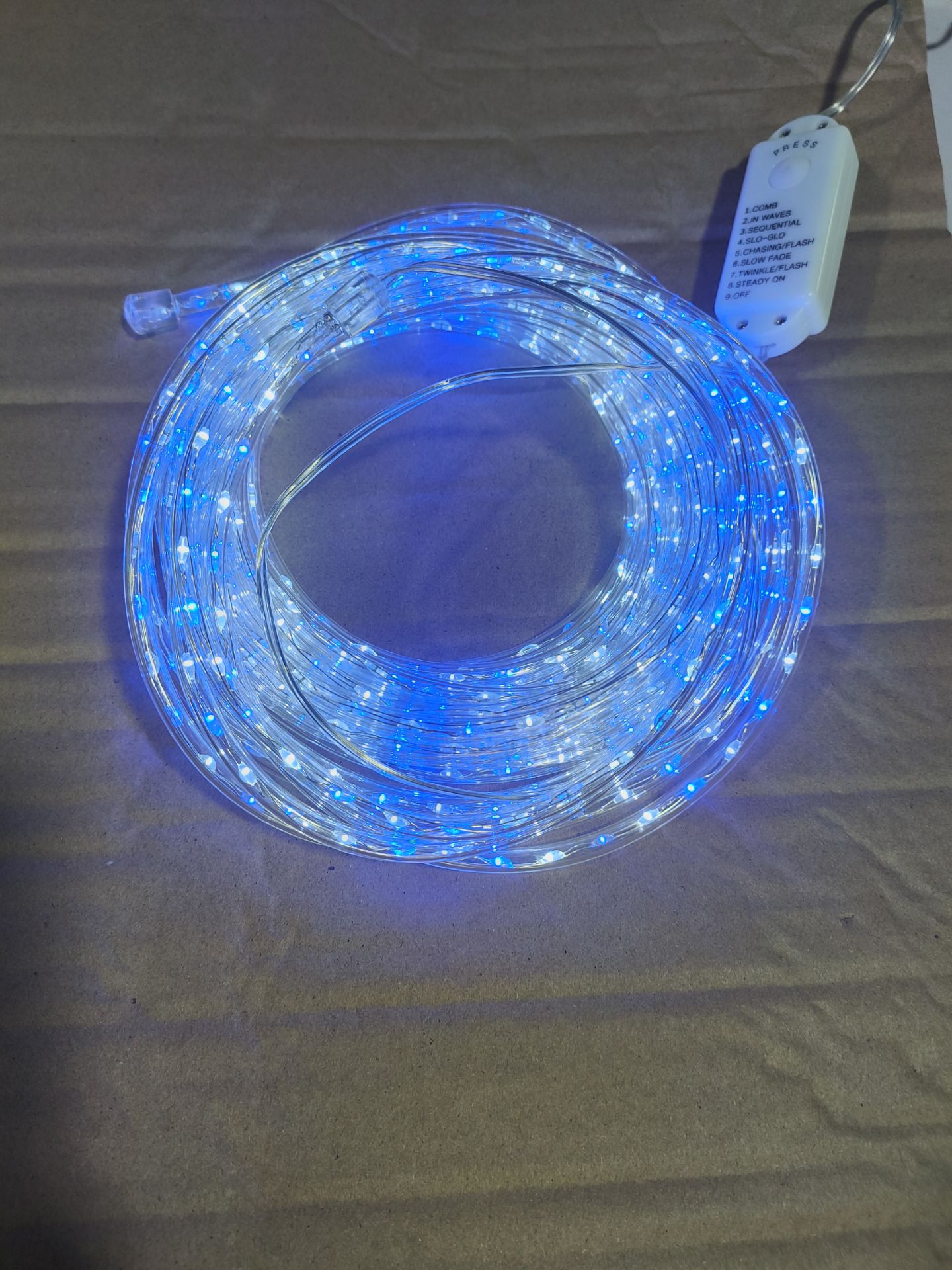 100m透明管子的银色铜线LED弦灯 - 740蓝白色LED，带有1.4厘米的间距，适用于充满活力的室内/室外装饰照明