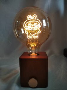 25厘米深褐色的基础LED灯，带有Labubu主题的灯具和内置储物插槽，包括C型可充电电池