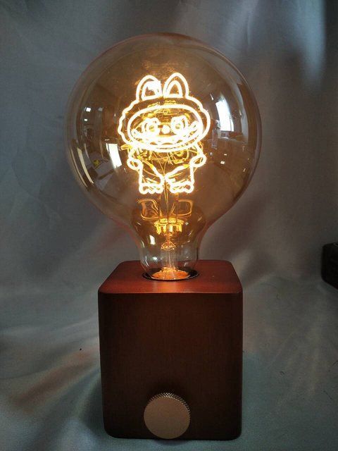 25厘米深褐色的基础LED灯，带有Labubu主题的灯具和内置储物插槽，包括C型可充电电池