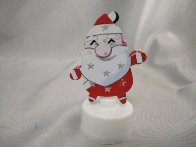 圣诞老人形状的桌面装饰装饰品（5×3.5×9厘米），纽扣电池供电的LED灯，欢乐的节日口音