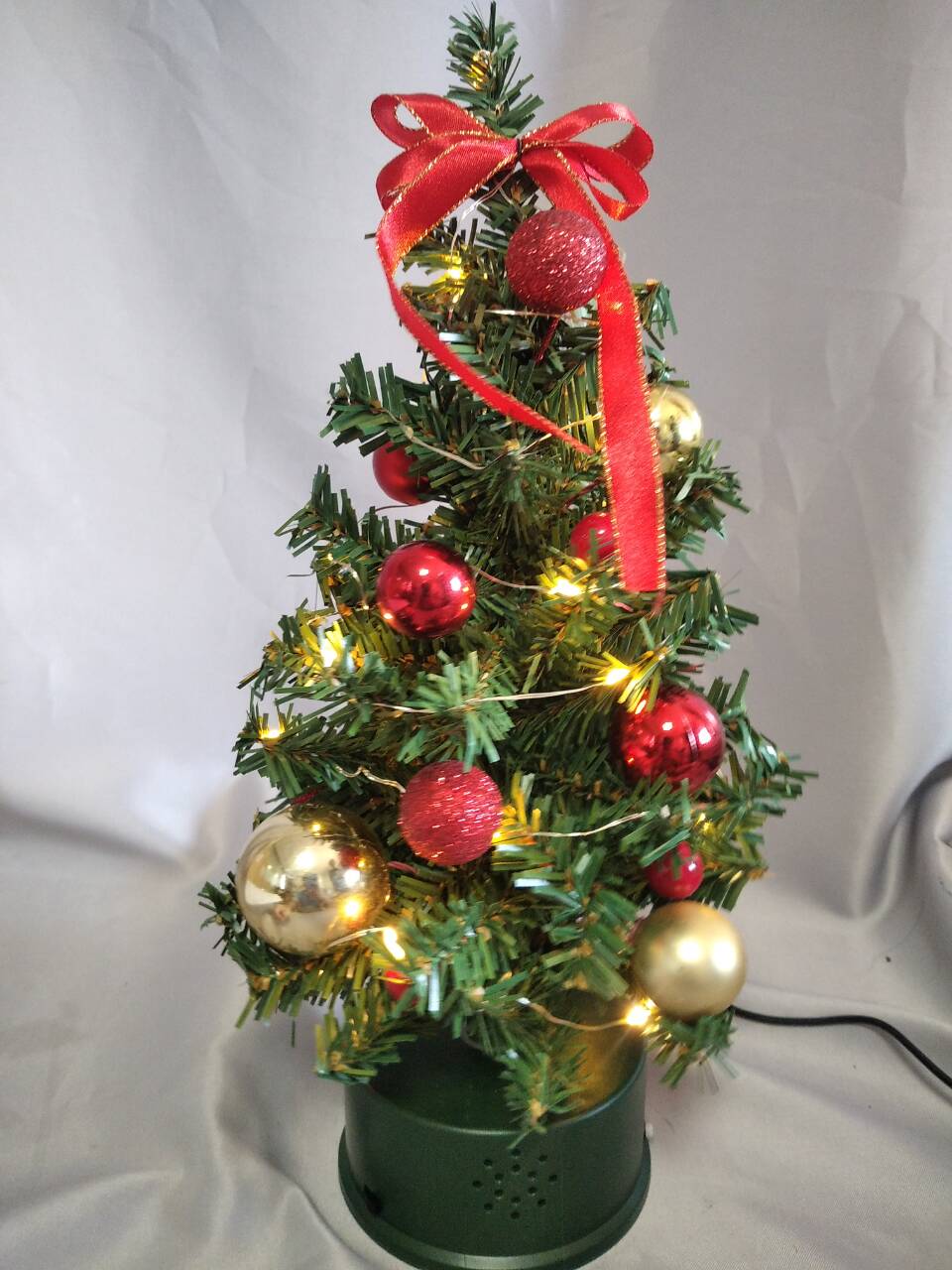 红色35厘米旋转的迷你圣诞树