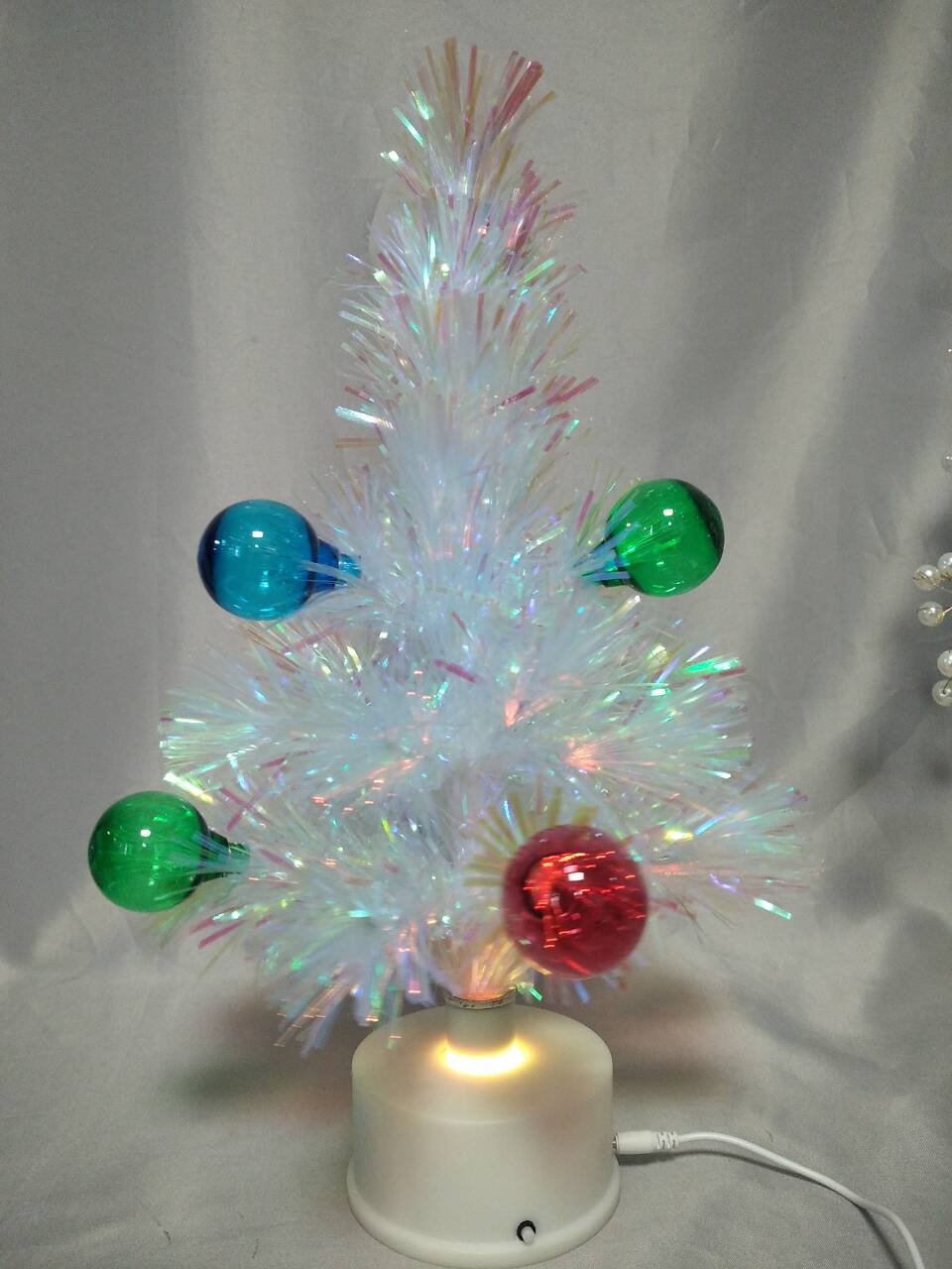 40厘米改变颜色的旋转光纤树| 35个带有6球纤维的分支| RGB LED底座（16种颜色，3幅光模式）|内置的8首音乐播放器（音量控制）| 360°平滑旋转（5 R