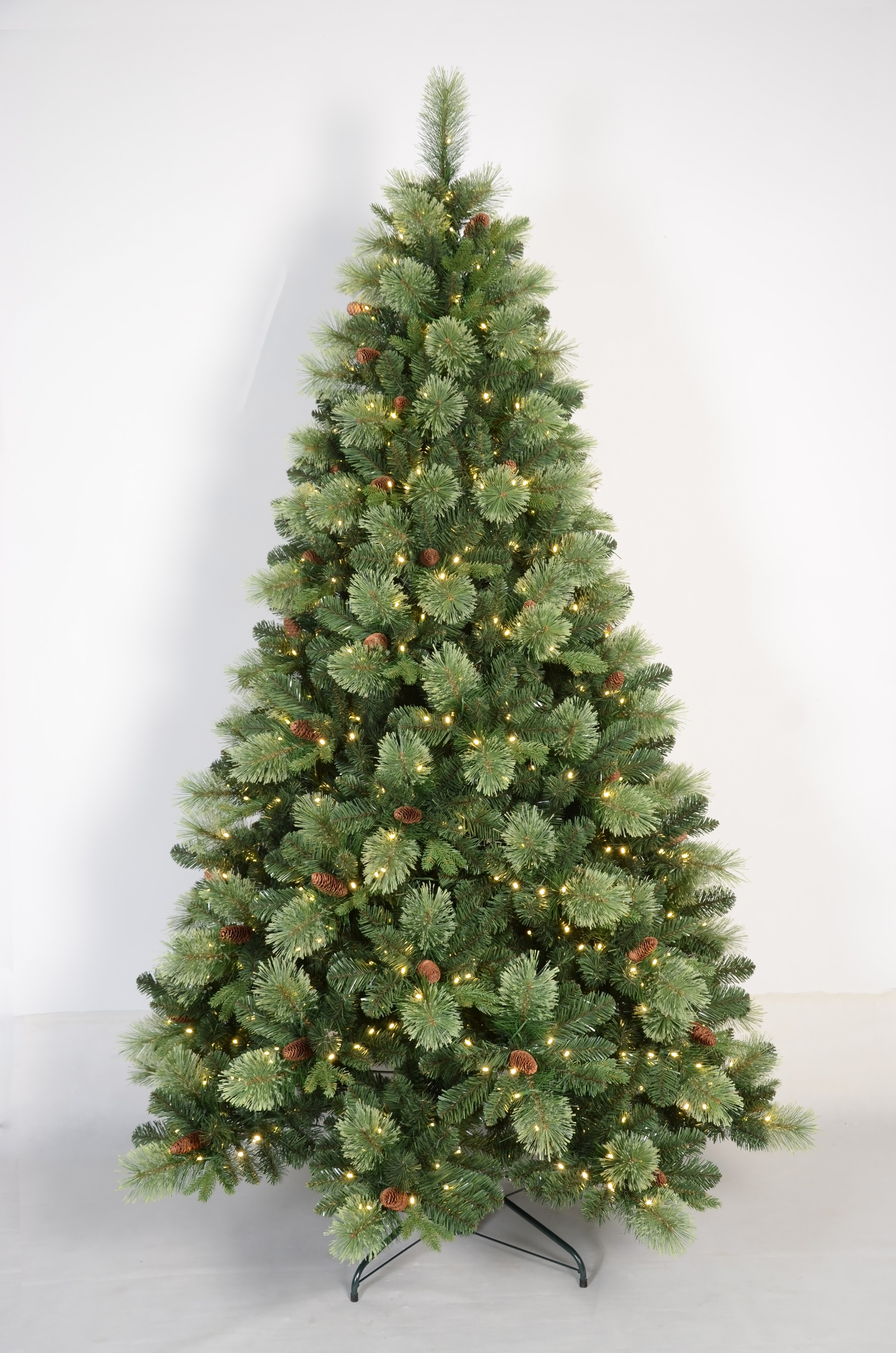 绿色的普通圣诞树，带松锥 +弦灯