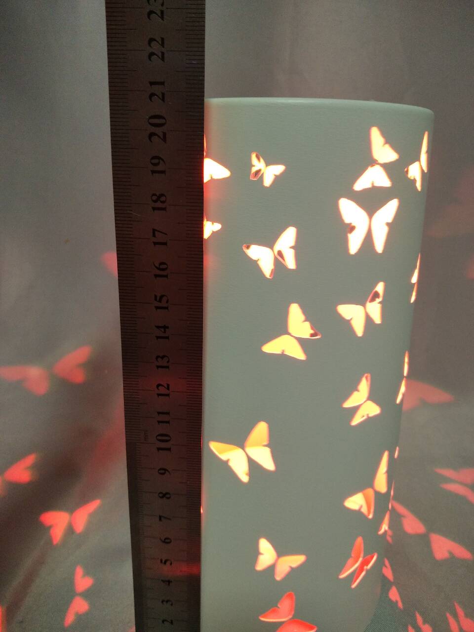 蝴蝶图案的RGB颜色改变灯柱10厘米 * 21厘米的高度 