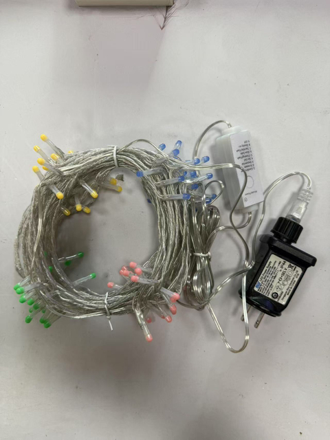 F4马卡龙风格的四色浅绳（蓝色，温暖白色，粉红色，绿色），配以8功能的白色控制器