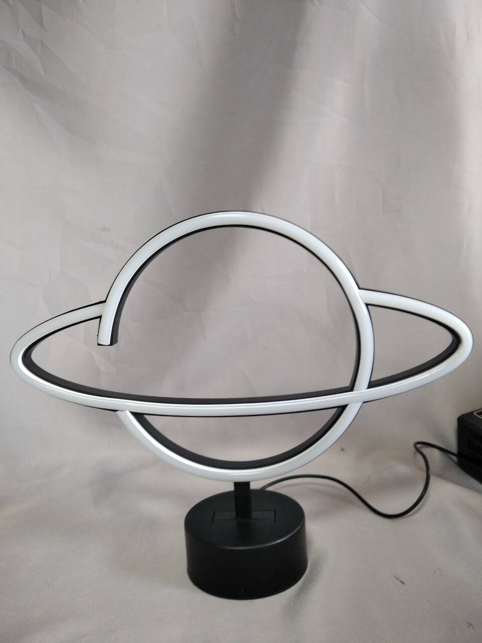 行星形霓虹灯管灯带有30×8×34厘米黑色圆形底座，未来派宇宙LED装饰灯，用于空间主题的房间