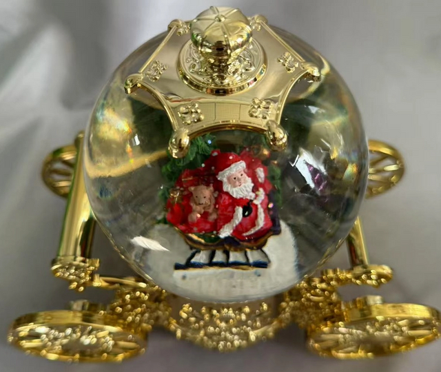 镀金的南瓜马车灯笼异想天开的老年人和熊内饰