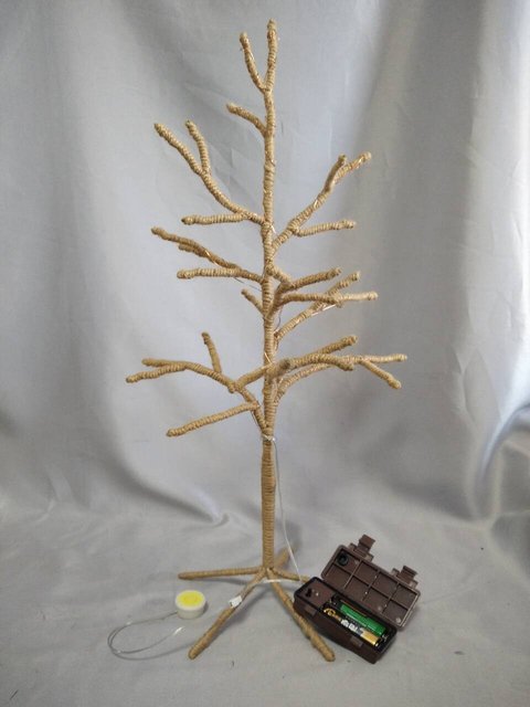 用大麻绳包裹的枯萎的树枝灯