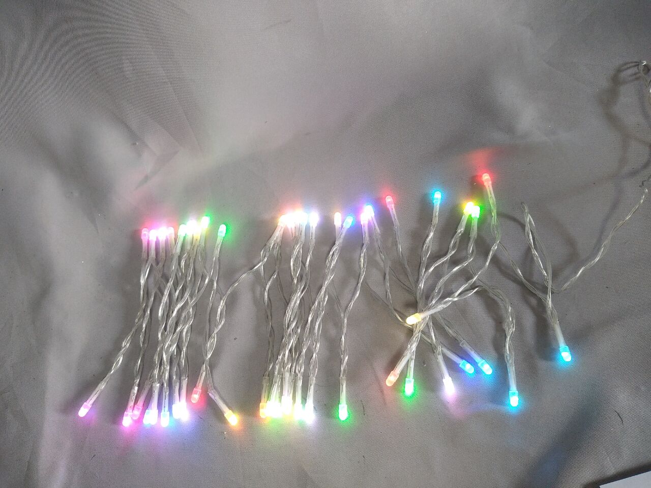 4mm圆头RGB LED弦灯| 50灯泡| 10厘米间距|总长度为5m（450万 + 0.5m铅线）| USB驱动（5V/2A输入）| 16个同步模式（淡入/闪存/频闪/追逐）| ir远程置换