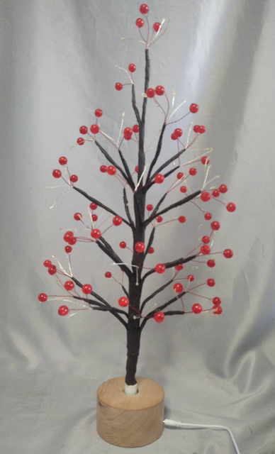 60厘米红圆珠干的树灯，带有木制旋转底座