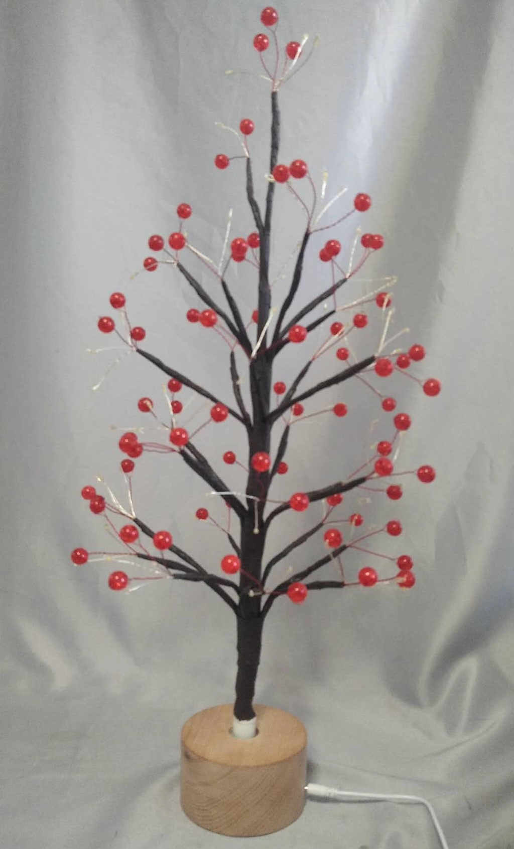 60厘米红圆珠干的树灯，带有木制旋转底座