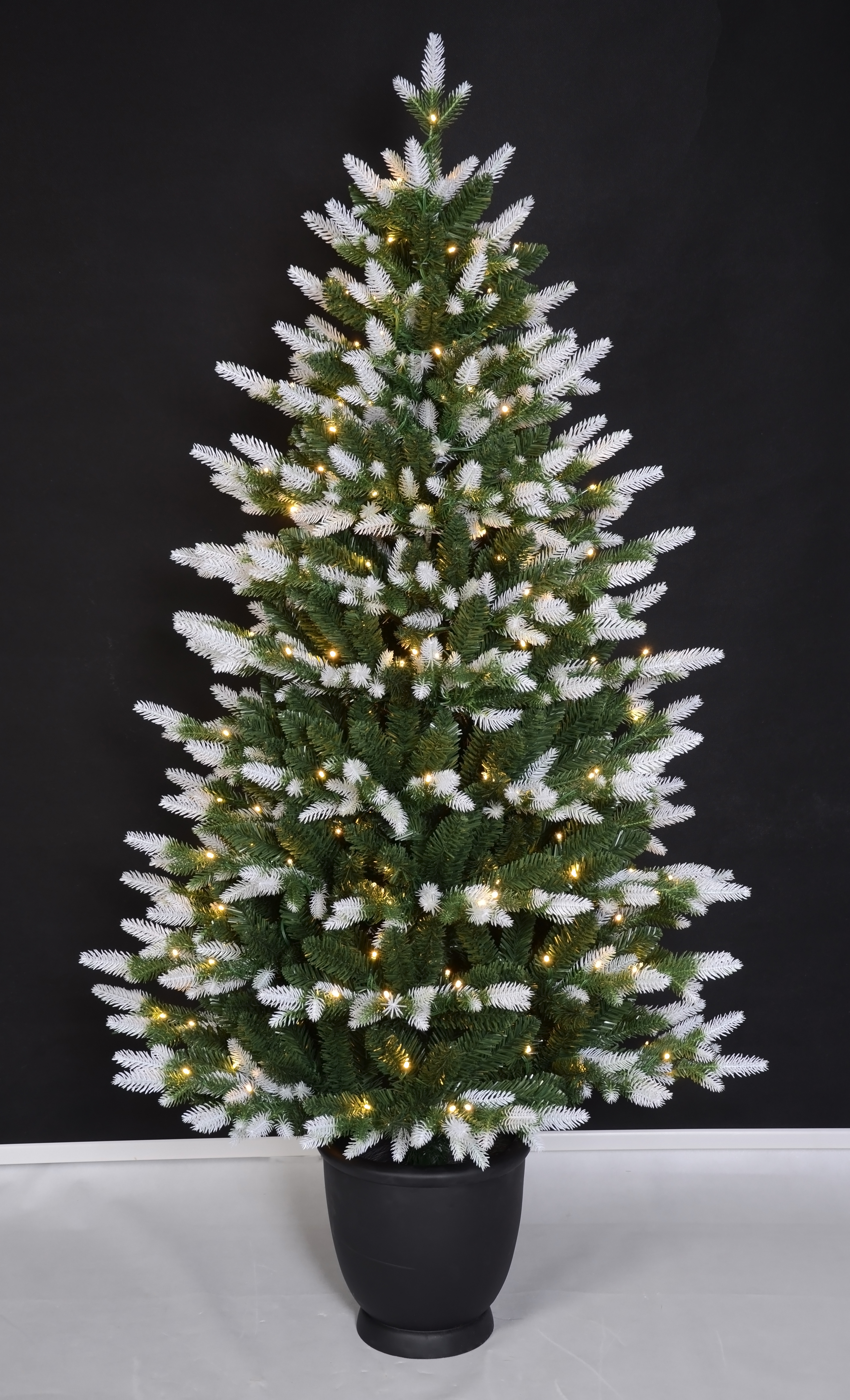 带有弦灯的绿色普通圣诞树 +白色羊群