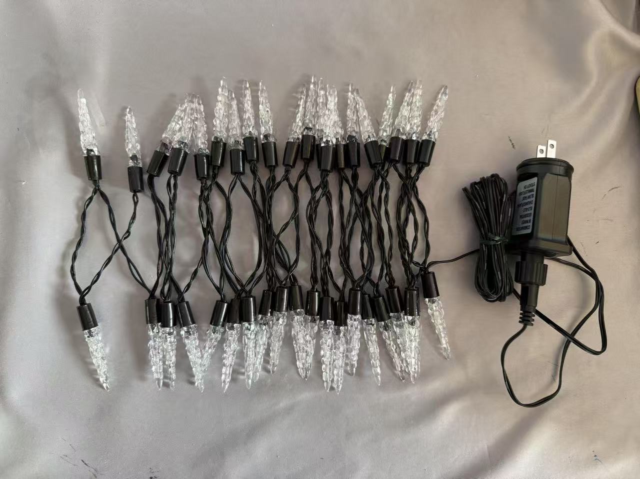 5米冰柱LED弦灯，带有40个凉爽的白色灯泡，10厘米的间距，8种动态照明模式，非常适合户外/节日装饰