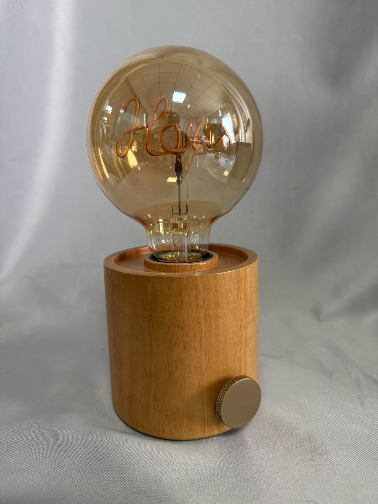 橡木木基地（90×90×90mm），带有G95 LED灯泡 “ Home ”字母形状，可充电设计，简约装饰灯