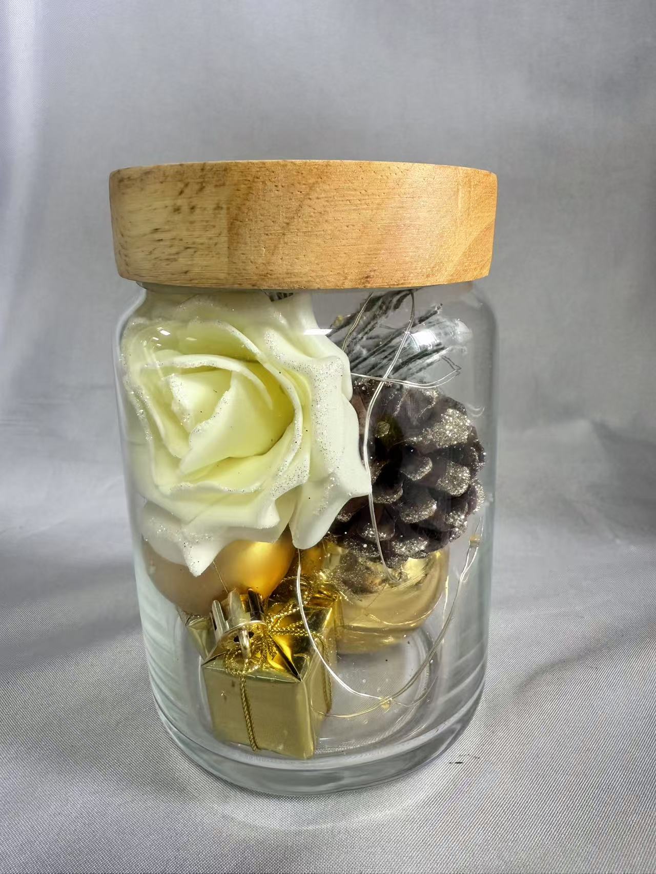 密封的金玻璃罐（9.5厘米直径×14.5厘米H）中保存的花束，带4：1闪烁的童话灯（AA×2电池供电），优雅的桌面装饰