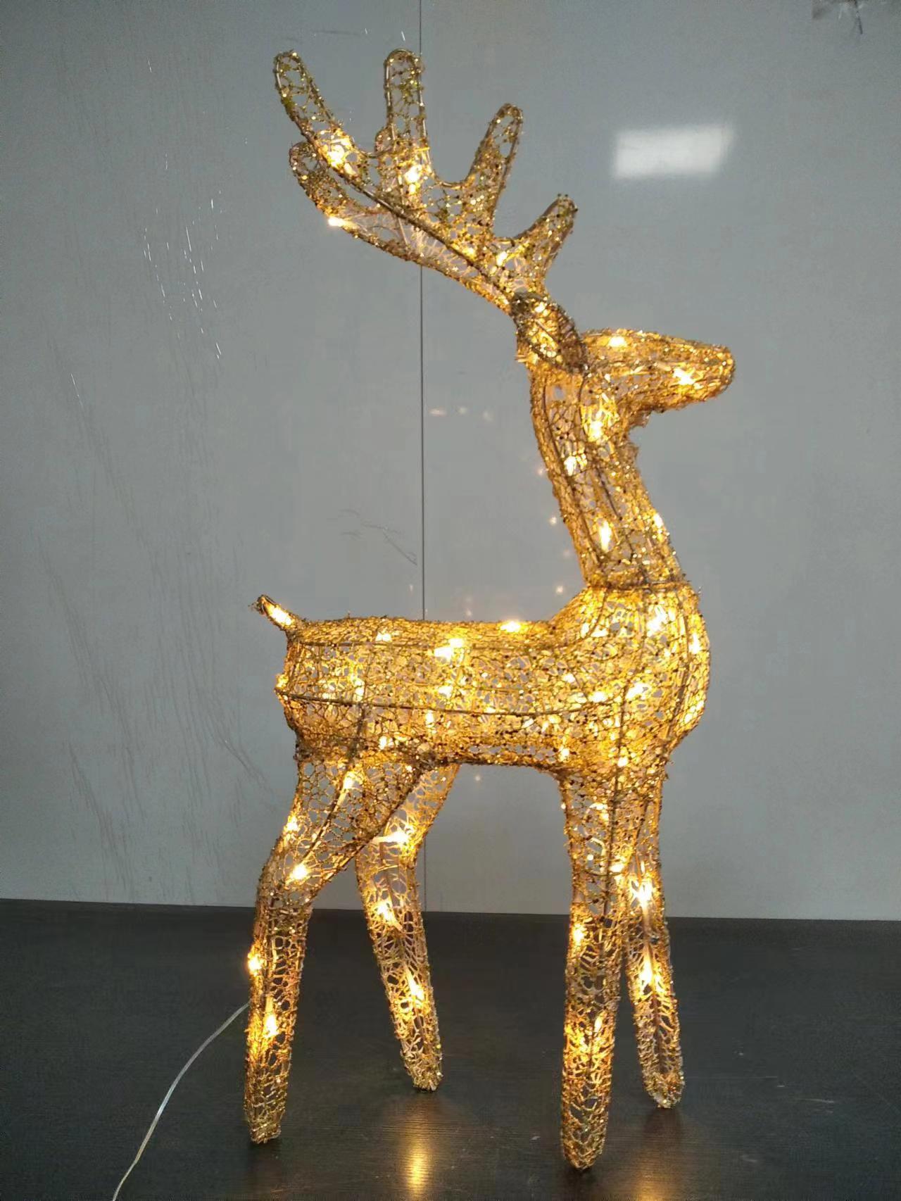 金色织物包裹的亮片驯鹿，带有64个温暖的白色LED灯