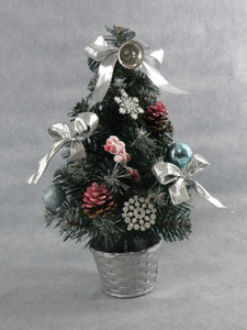 圣诞绿色迷你树+ 闪光彩球/松果/银带