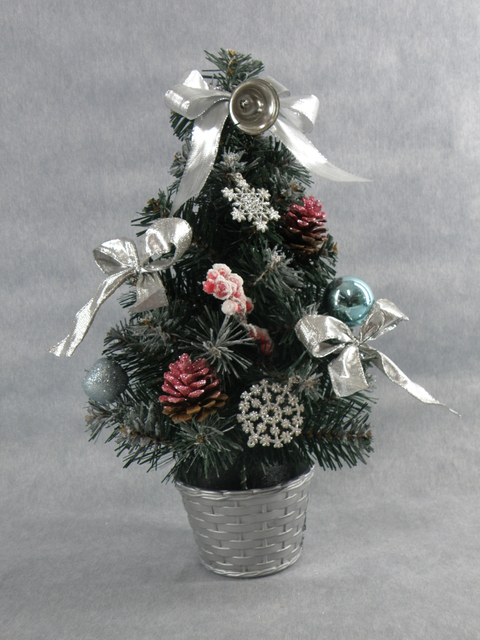 圣诞绿色迷你树+ 闪光彩球/松果/银带