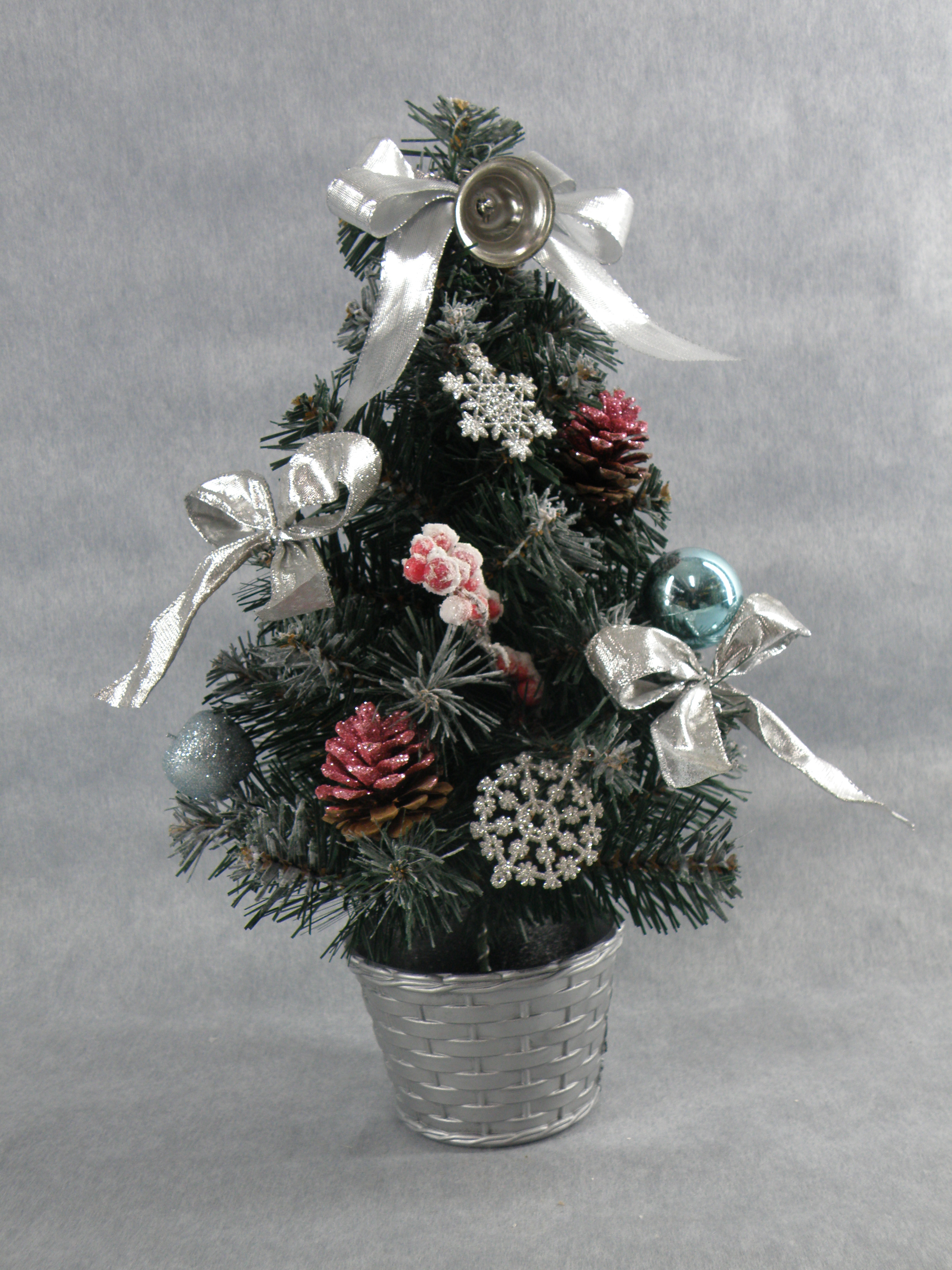 圣诞绿色迷你树+ 闪光彩球/松果/银带