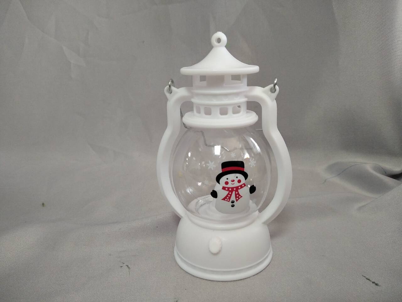 以雪人为主题的桌子装饰（7.5×5.5×13cm），纽扣电池供电的LED灯，舒适的冬季假期口音