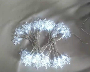 PS雪花F5弦灯带有30个LED灯泡（9厘米间距），透明的塑料雪花设计，用于节日/节日装饰