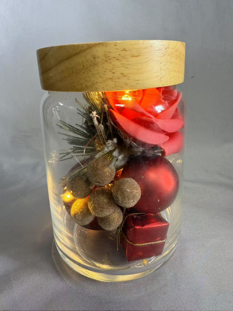 密封玻璃罐中保存的花束（红色主题），装饰着人造红玫瑰，金浆果，红色球装饰品和迷你礼品盒，浪漫家庭/礼品装饰