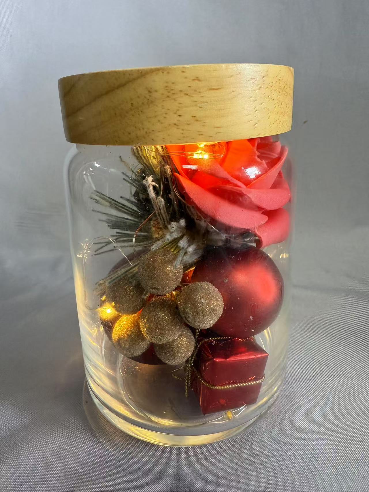 密封玻璃罐中保存的花束（红色主题），装饰着人造红玫瑰，金浆果，红色球装饰品和迷你礼品盒，浪漫家庭/礼品装饰