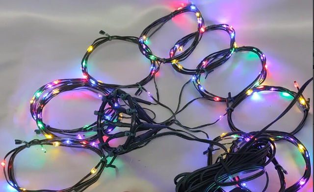 130个绿色橡胶涂层的树冠弦灯 - 5色（红色/绿色/蓝色/紫色/黄色），带10厘米的间距，用于节日的户外照明