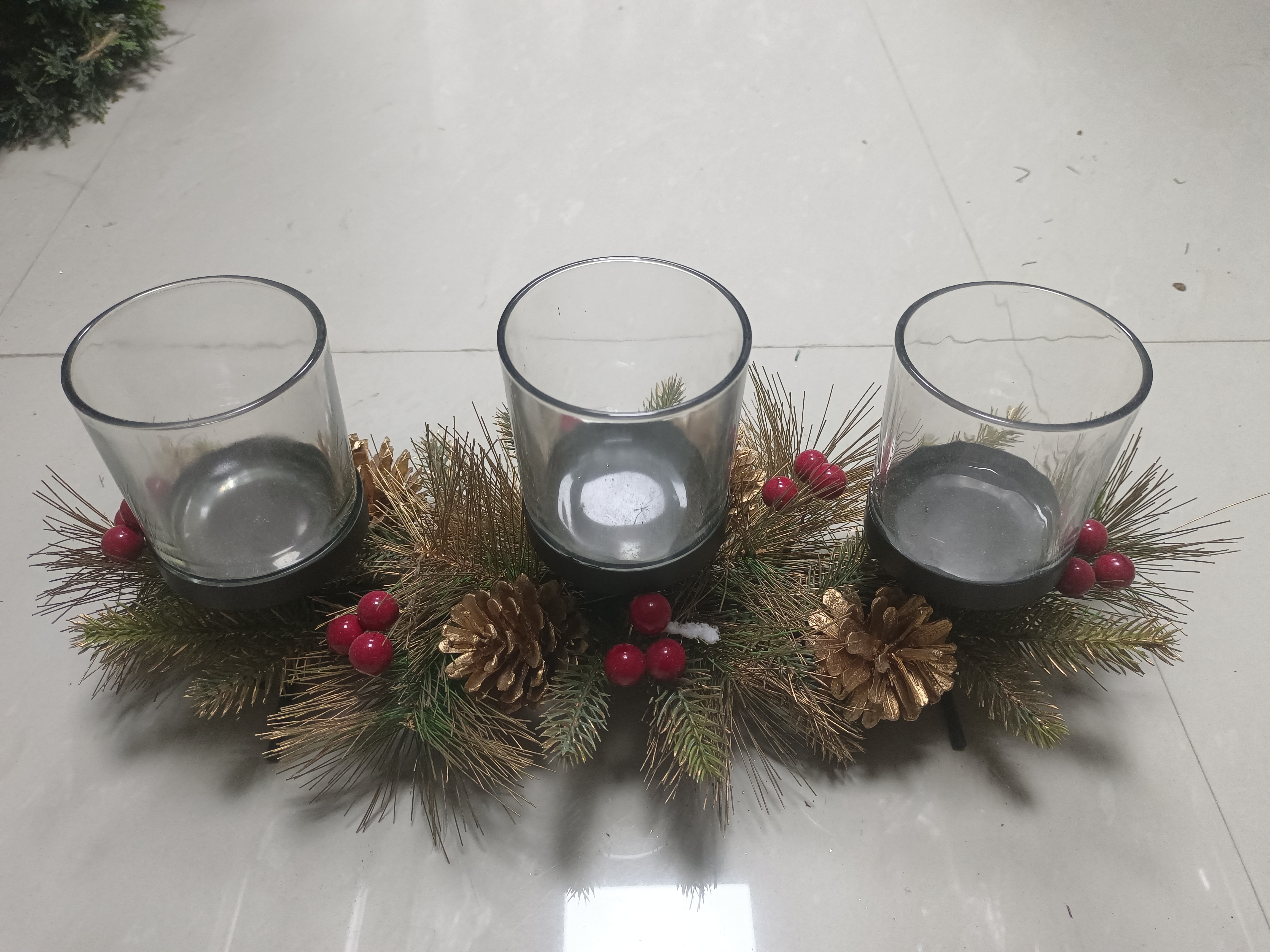 烛台杯 三玻璃烛台 和 金色松果 - 7