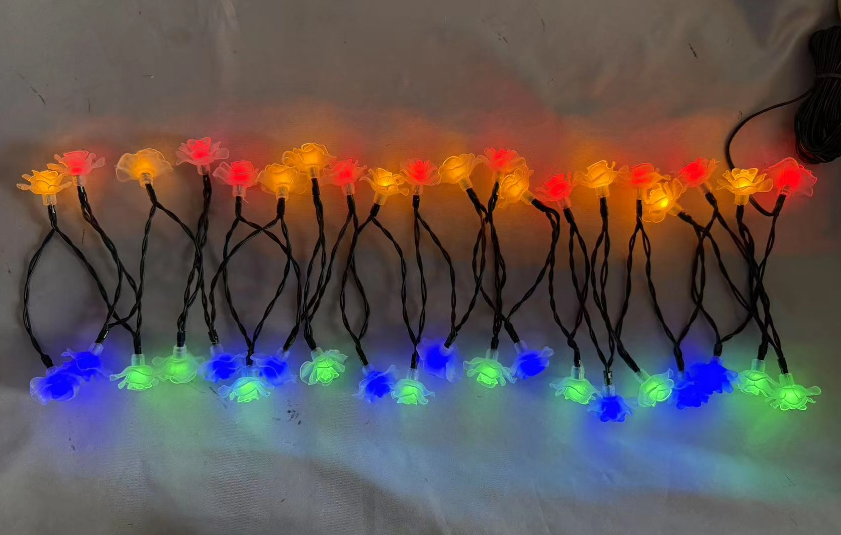 5米玫瑰花LED弦乐灯，带有40个彩色（四色）灯泡，派对/花园/节日活动的充满活力的装饰照明