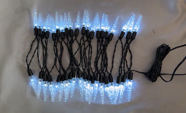 5米冰柱LED弦灯，带有40个凉爽的白色灯泡，10厘米的间距，8种动态照明模式，非常适合户外/节日装饰