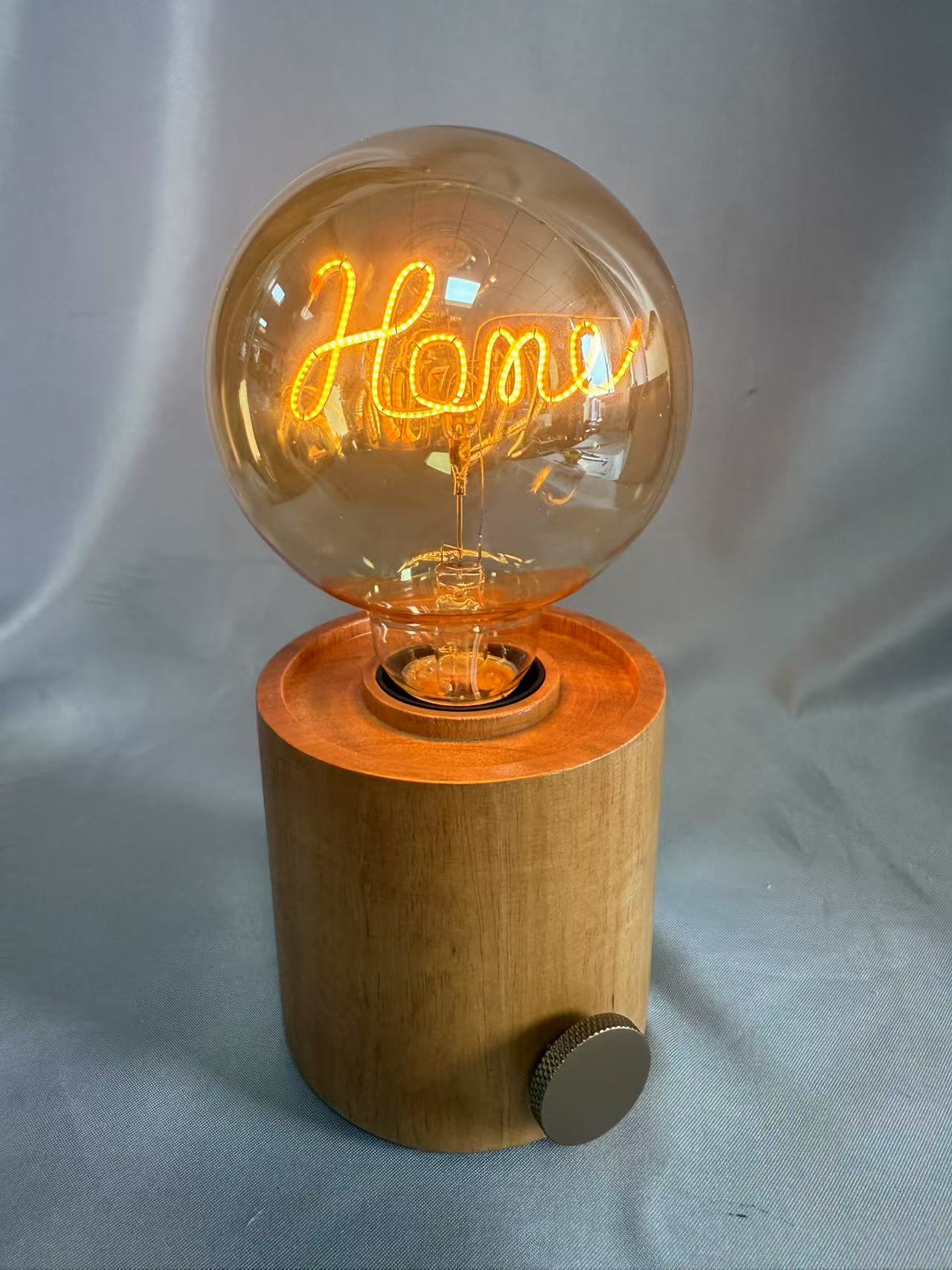 橡木木基地（90×90×90mm），带有G95 LED灯泡 “ Home ”字母形状，可充电设计，简约装饰灯