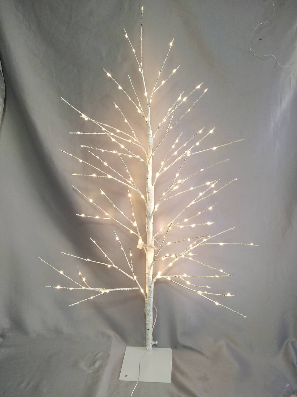 1m半树樱花LED灯带有白色底座 - 从最低的分支到底座的15厘米间隙，优雅的白色花卉装饰，用于室内/室外环境照明