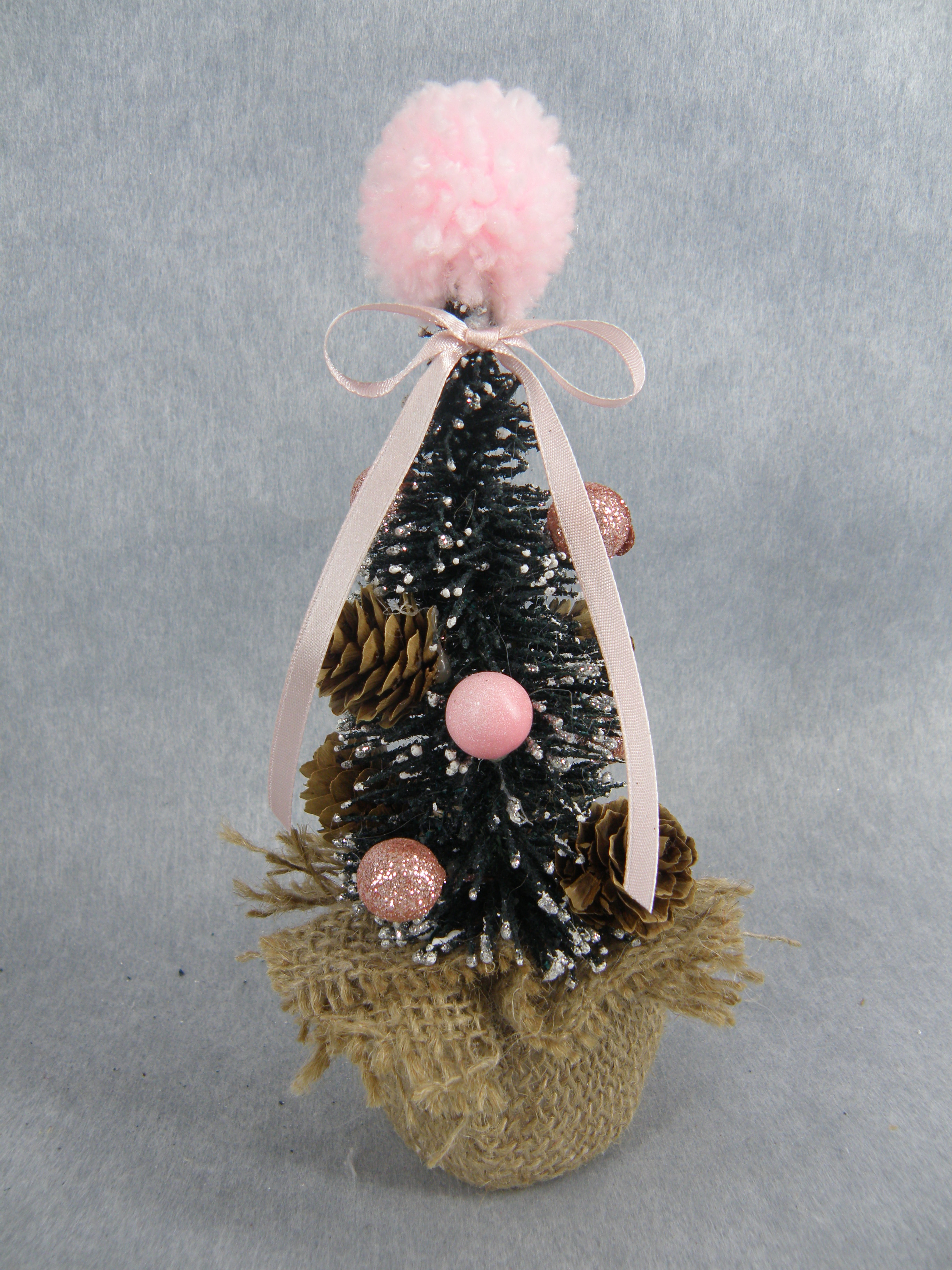 圣诞绿色迷你树 +顶部的棉花粉红色球 +白色羊群 +彩色球/松果/叶子 