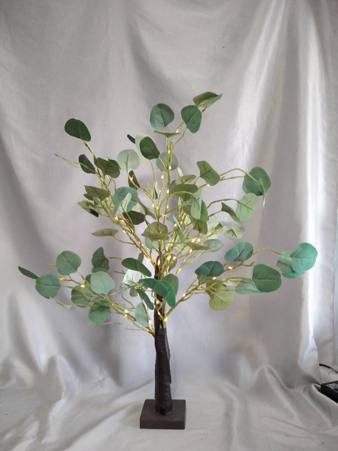 带有LED灯的绿叶形树