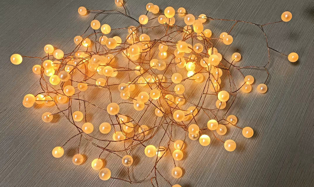 珍珠式鞭炮形铜线灯弦，带150个LED灯泡，3厘米间距，复古青铜色调，用于节日/装饰的滚动包装