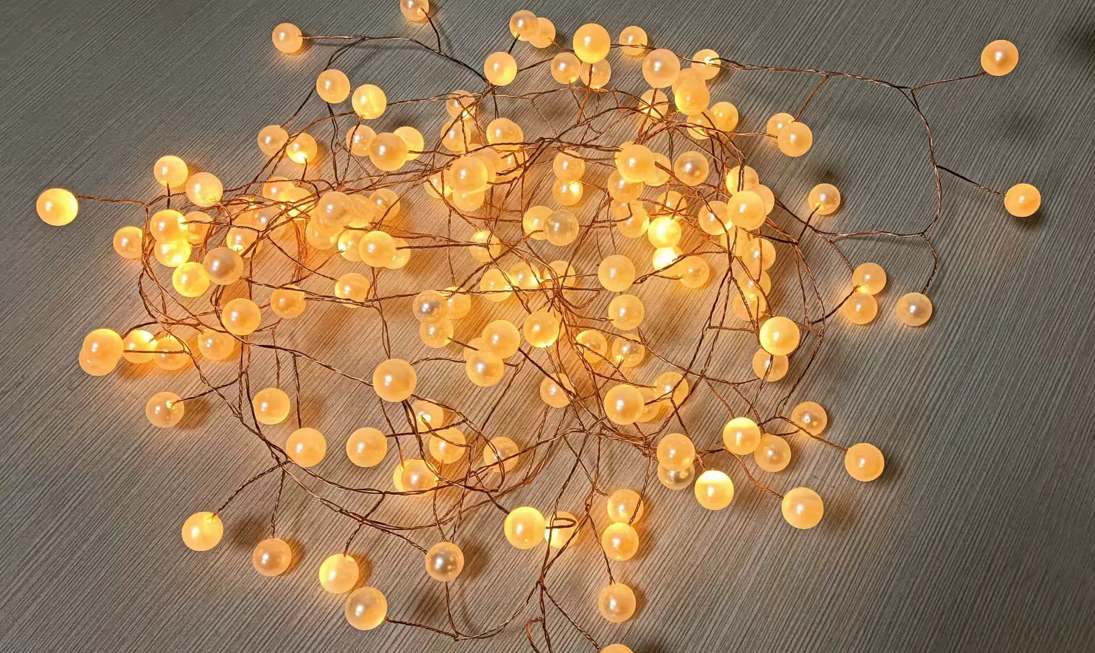 珍珠式鞭炮形铜线灯弦，带150个LED灯泡，3厘米间距，复古青铜色调，用于节日/装饰的滚动包装