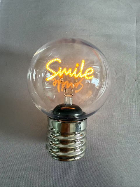  “微笑”字母LED灯泡具有独特的灯丝设计，包括C型可充电电池，便携式装饰照明