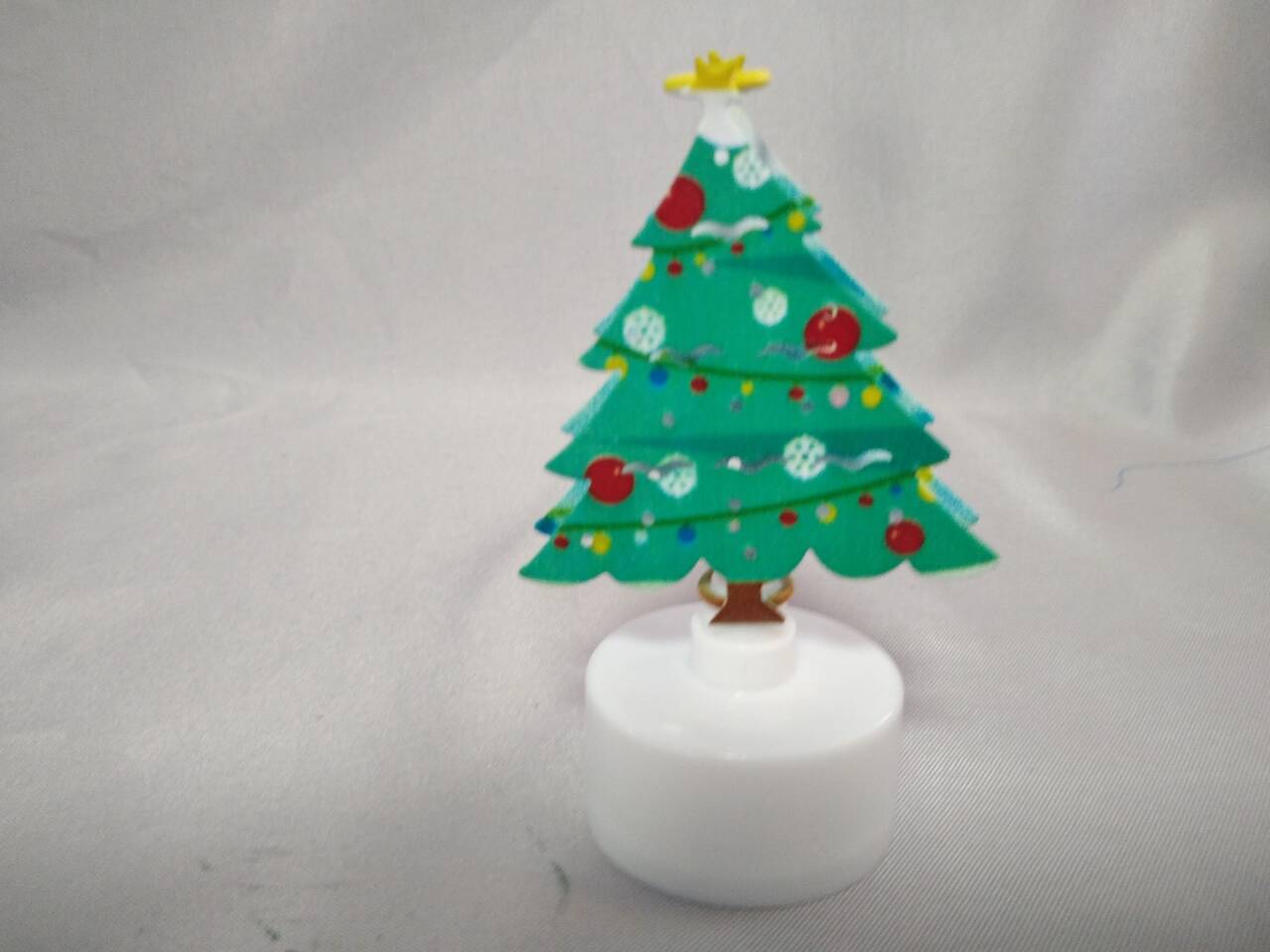 圣诞树形桌面装饰装饰品（5.5×3.5×9cm），按钮电池供电的LED灯，节日节日口音