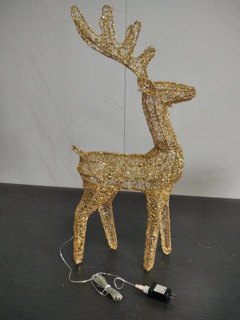金色织物包裹的亮片驯鹿，带有64个温暖的白色LED灯