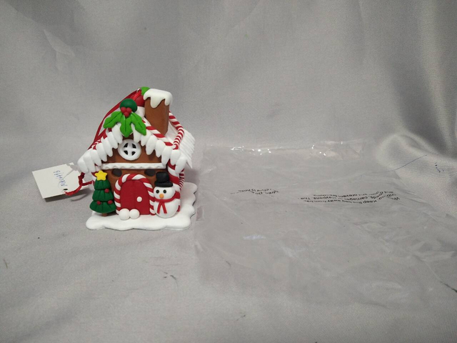 手工制作的雪人和圣诞树小屋装饰品，带有温暖的白色LED灯| 6×6×8cm迷你照明冬季装饰