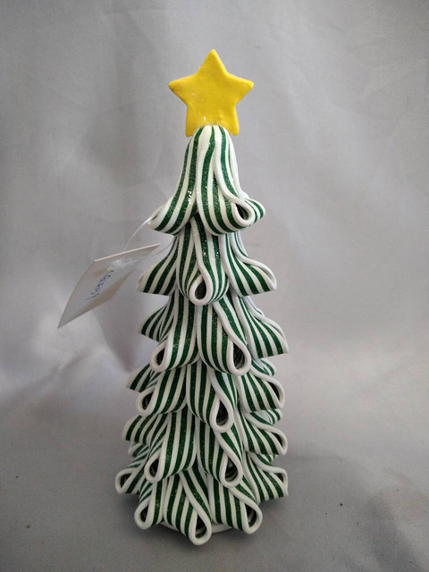 绿色条纹的圣诞树，带有黄色星级礼帽| 8cm宽度×21厘米高度|温暖的白色10领导的童话灯| LR44×3电池供电（30天运行时）|内置的绝缘选项卡，可安全存储