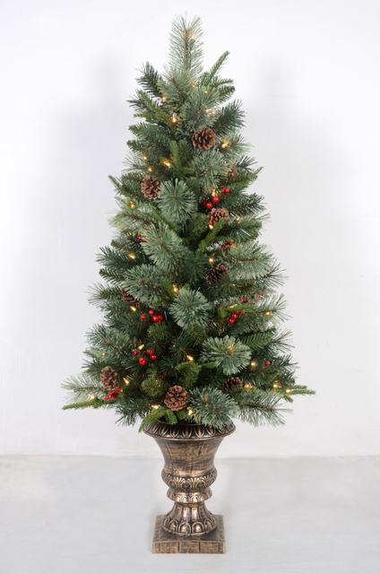 绿色普通圣诞树，带有弦灯 +松果和红色水果装饰